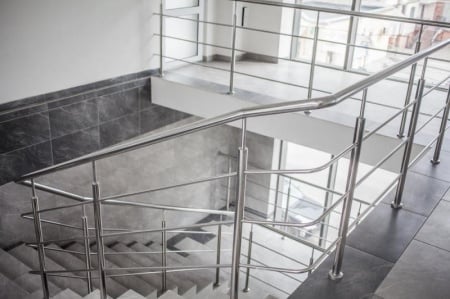 Acier, inox ou fer forg&eacute;, quel m&eacute;tal privil&eacute;gier pour des garde-corps sur mesure ?